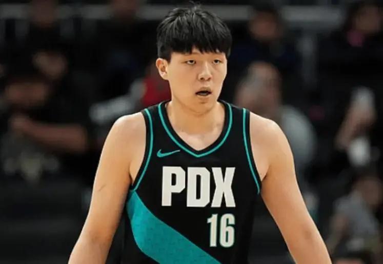 杨瀚森又去发展联盟虐菜了！半场出手3次就轰10+10，统治力太强！