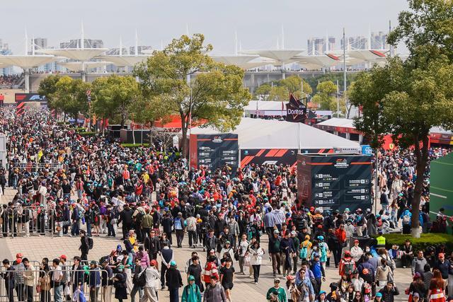 开云-“妈妈是我们心中的超人！” F1决赛日20余位城市骑士受邀观赛
